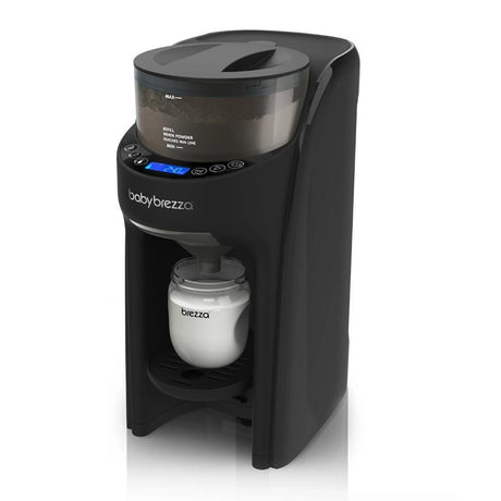 Der BABY BREZZA Formula Pro Advanced Flaschenzubereiter - schwarz ermöglicht eine einfache und präzise Milchzubereitung mit positionierter Flasche unter dem Auslauf.
