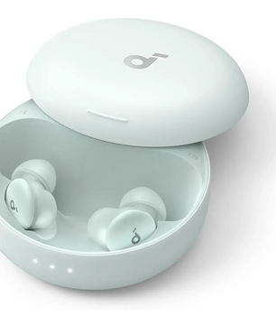 Grüne Soundcore Sleep A30 In-Ear-Kopfhörer in einem offenen, runden Ladecase mit drei LED-Leuchten an der Vorderseite, ausgestattet mit kabelloser Schlafkopfhörer-Technologie und aktiver Geräuschunterdrückung zur effektiven Schnarchunterdrückung.