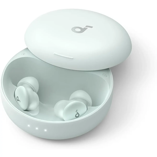 Grüne Soundcore Sleep A30 In-Ear-Kopfhörer in einem offenen, runden Ladecase mit drei LED-Leuchten an der Vorderseite, ausgestattet mit kabelloser Schlafkopfhörer-Technologie und aktiver Geräuschunterdrückung zur effektiven Schnarchunterdrückung.