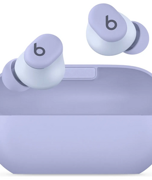 Die Beats Solo Buds – lilafarbene, komplett kabellose In-Ear-Kopfhörer von Beats mit einem markanten „b“-Logo – sind oberhalb eines geöffneten, farblich passenden Ladecases abgebildet und bieten eine klare Klangqualität für ein außergewöhnliches Hörerlebnis.