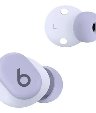 Ein Paar Beats Solo Buds – Lila von Beats in Lila und Weiß, wobei ein Ohrhörer mit dem ikonischen Beats-Logo versehen ist und der andere zur besseren Orientierung die Ohrpassform und das „L“-Label aufweist – entwickelt, um bei jedem Gebrauch klare Klangqualität zu liefern.