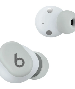 Die „Beats Solo Buds – grau“, kabellose Ohrhörer von Beats mit grauen Akzenten und dem markanten Beats-Logo, werden vor einem schlichten weißen Hintergrund präsentiert. Diese True-Wireless-In-Ear-Kopfhörer bieten eine hervorragende Geräuschisolierung für ein intensives Hörerlebnis.