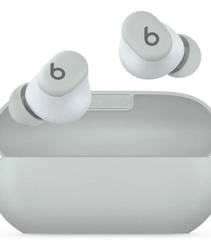 Die grauen „Beats Solo Buds“ True-Wireless-In-Ear-Kopfhörer von Beats werden mit einem passenden Ladecase geliefert, das elegant präsentiert wird, wobei ein Ohrhörer über dem Case positioniert ist. Entwickelt für optimale Geräuschisolierung, bieten diese Ohrhörer ein beeindruckendes Klangerlebnis mit Stil.