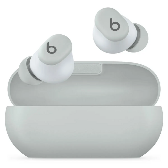 Die grauen „Beats Solo Buds“ True-Wireless-In-Ear-Kopfhörer von Beats werden mit einem passenden Ladecase geliefert, das elegant präsentiert wird, wobei ein Ohrhörer über dem Case positioniert ist. Entwickelt für optimale Geräuschisolierung, bieten diese Ohrhörer ein beeindruckendes Klangerlebnis mit Stil.