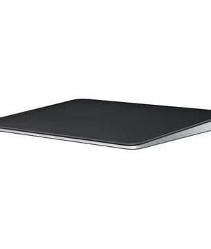 Das Apple Magic Trackpad - schwarz von Apple ist ein schlankes, rechteckiges Trackpad in Schwarz und Silber mit Multi-Touch-Technologie, abgebildet auf einem weißen Hintergrund.