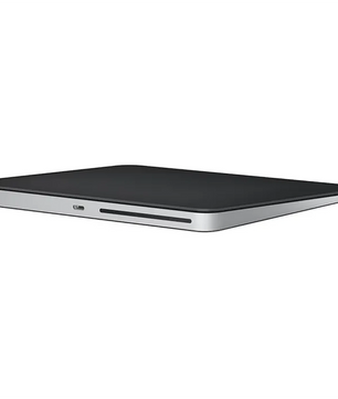 Schlankes externes DVD-Laufwerk mit schwarzer Oberseite und silbernen Seiten, das über einen Disc-Einschub und einen USB-Anschluss verfügt und das Apple Magic Trackpad - schwarz von Apple in Stil und Funktion nahtlos ergänzt.