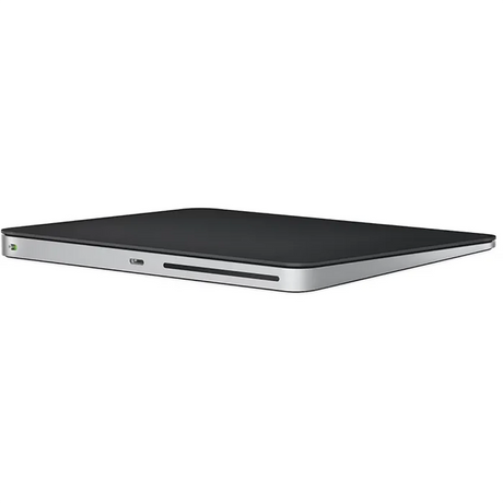 Schlankes externes DVD-Laufwerk mit schwarzer Oberseite und silbernen Seiten, das über einen Disc-Einschub und einen USB-Anschluss verfügt und das Apple Magic Trackpad - schwarz von Apple in Stil und Funktion nahtlos ergänzt.