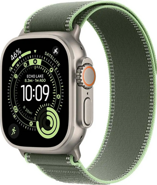 Apple Watch mit einem Apple Trail Loop 49 mm M/L Uhrenarmband in Grün/Neon, das auf seinem Bildschirm eine Fitness- und GPS-Schnittstelle anzeigt.