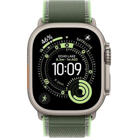 Apple Watch Ultra mit grünem Apple Trail Loop 49 mm M/L Uhrenarmband - Grün/Neon von Apple, mit Fitness- und Zeitanzeige auf dem Display.