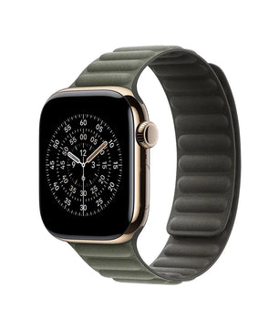 Das Apple Manetic Link Band 42 mm S/M Uhrenarmband in grau von Apple wird auf einer Smartwatch mit dunklem Bildschirm und strukturiertem Armband mit Magnetverschluss vor weißem Hintergrund gezeigt.