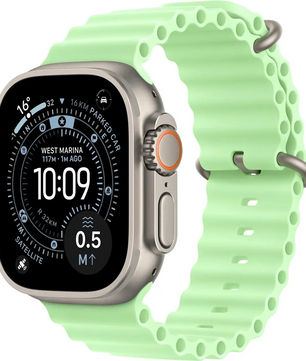 Apple Ocean Band 49 mm Uhrenarmband in Grün von Apple, getragen an einer Smartwatch, zeigt Navigationsdetails und Uhrzeit auf dem Display.