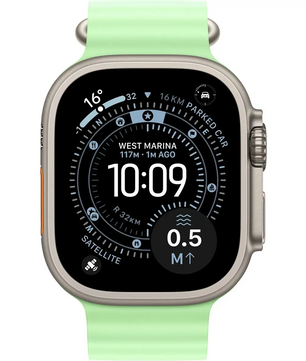 Apple Watch Ultra mit einem grünen Apple Ocean Band 49 mm Uhrenarmband von Apple, das eine kreisförmige GPS-Navigationsschnittstelle um 10:09 Uhr anzeigt.