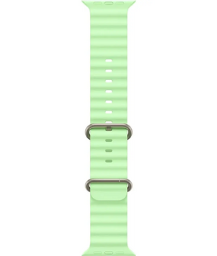Apple Ocean Band 49 mm Uhrenarmband in Grün von Apple, mit Metallösen, wird vertikal vor weißem Hintergrund präsentiert.