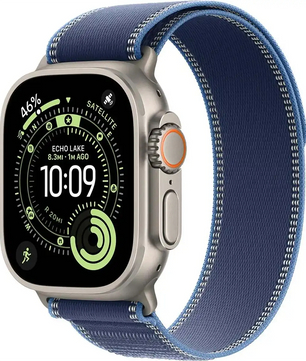 Eine Apple-Smartwatch mit dem Apple Trail Loop-Armband – Blau von Apple zeigt Fitnessdaten an und auf ihrem digitalen Display die Uhrzeit 10:09.