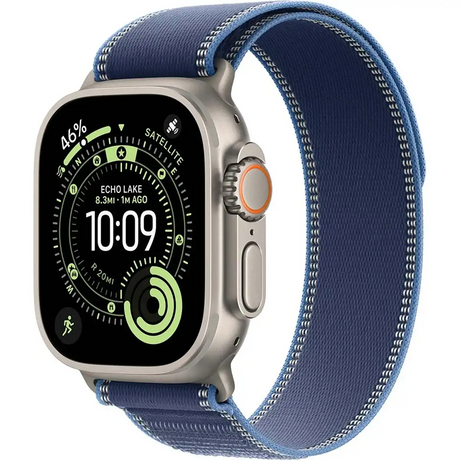 Eine Apple-Smartwatch mit dem Apple Trail Loop-Armband – Blau von Apple zeigt Fitnessdaten an und auf ihrem digitalen Display die Uhrzeit 10:09.