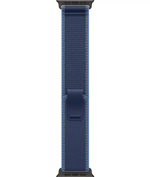 Das „Apple Trail Loop“-Armband – Blau von Apple, bestehend aus einem marineblauen Nylonband mit schwarzen Verbindungsstücken, wird vertikal vor einem weißen Hintergrund dargestellt – ein Apple Watch-Armband, bei dessen Gestaltung sowohl Stil als auch Langlebigkeit im Vordergrund standen.