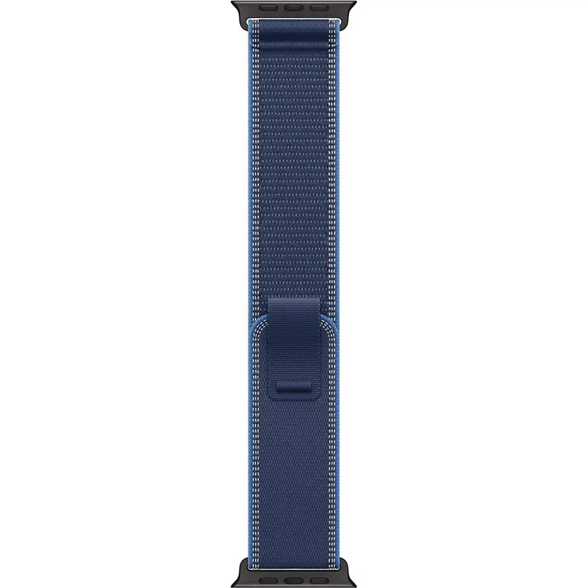 Das „Apple Trail Loop“-Armband – Blau von Apple, bestehend aus einem marineblauen Nylonband mit schwarzen Verbindungsstücken, wird vertikal vor einem weißen Hintergrund dargestellt – ein Apple Watch-Armband, bei dessen Gestaltung sowohl Stil als auch Langlebigkeit im Vordergrund standen.