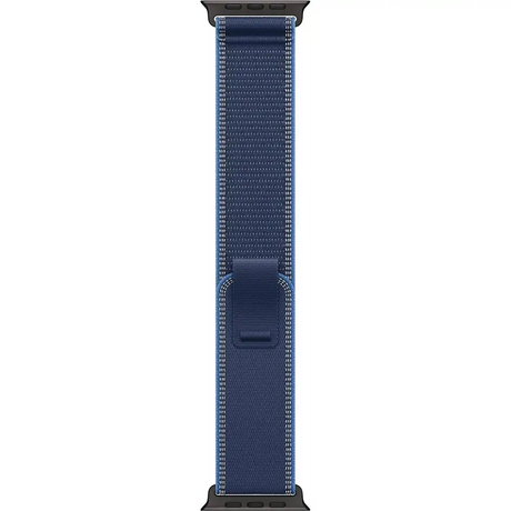 Das „Apple Trail Loop“-Armband – Blau von Apple, bestehend aus einem marineblauen Nylonband mit schwarzen Verbindungsstücken, wird vertikal vor einem weißen Hintergrund dargestellt – ein Apple Watch-Armband, bei dessen Gestaltung sowohl Stil als auch Langlebigkeit im Vordergrund standen.
