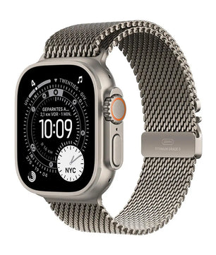 Ein Apple Milanese Loop Band 49 mm L Uhrenarmband in silber ist auf einer Smartwatch zu sehen, die auf ihrem Display die Uhrzeit und verschiedene Widgets anzeigt.