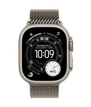 Das Apple Milanese Loop Band 49 mm L Uhrenarmband - silber von Apple bietet einen stilvollen, funktionalen Look für Ihre Smartwatch und zeigt auf seinem digitalen Display die Uhrzeit, das Datum und den Standort von NYC an.