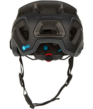 Der 100% Altec Fidlock Radhelm in Größe S-M, schwarz, von 100% ist hinten abgebildet mit sichtbaren Belüftungsöffnungen, herunterhängenden Riemen und praktischem Fidlock-Magnetverschluss für einfaches Schließen.