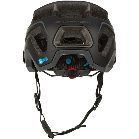 Der 100% Altec Fidlock Radhelm in Größe S-M, schwarz, von 100% ist hinten abgebildet mit sichtbaren Belüftungsöffnungen, herunterhängenden Riemen und praktischem Fidlock-Magnetverschluss für einfaches Schließen.