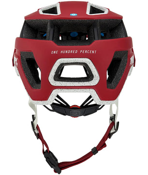 Rückansicht des 100% Altec Fidlock Radhelms in rot (XS), mit weißen Akzenten, dem charakteristischen 100% Branding und einem Fidlock Magnetverschluss auf der Rückseite.