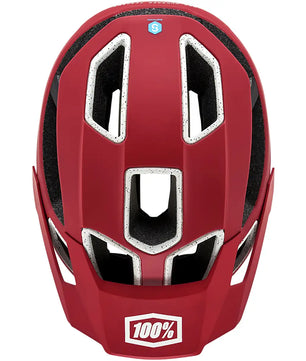 Der 100% Altec Fidlock Radhelm in XS (rot) von 100% verfügt über schwarz/weiße Akzente, große Belüftungsöffnungen, Rotationsschutzsystem und einen einfach zu bedienenden Fidlock-Magnetverschluss für mehr Sicherheit und Komfort. Das 100%-Logo befindet sich auf der unteren Vorderseite.