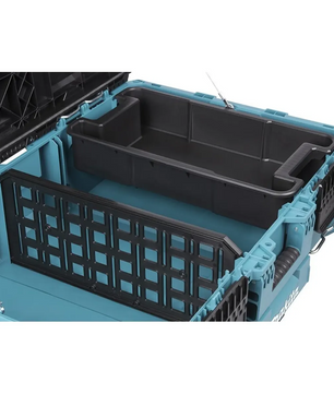 Geöffnete blaue Makita P-91017 MAKTRAK Werkzeugbox L mit sichtbarem Innenfach und Gittereinteilung.