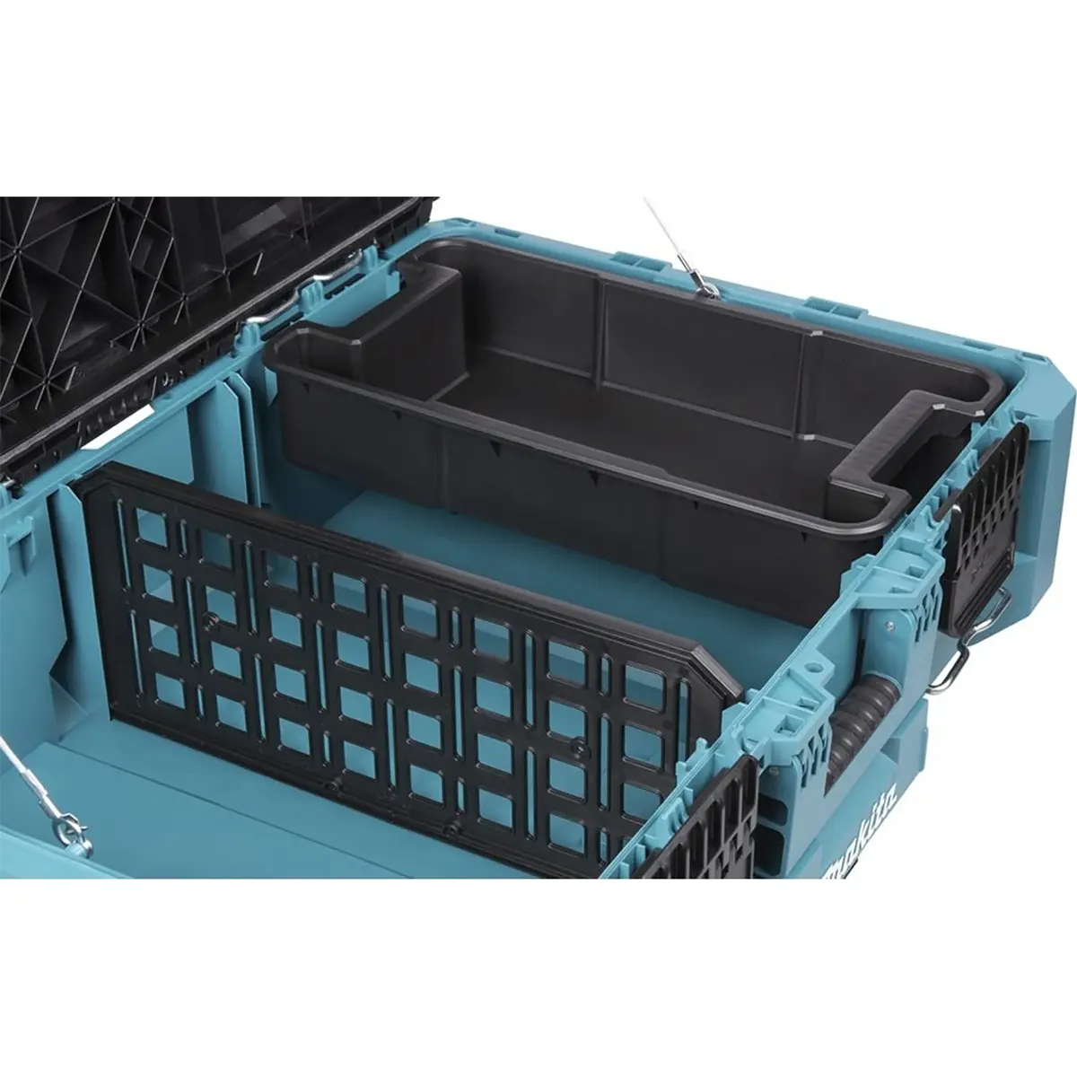 Geöffnete blaue Makita P-91017 MAKTRAK Werkzeugbox L mit sichtbarem Innenfach und Gittereinteilung.