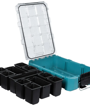 Geöffnete blaue Makita P-91045 MAKTRAK Werkzeugbox M mit durchsichtigem Deckel und mehreren herausnehmbaren schwarzen Fächern an der Seite - ideal für die modulare Werkzeugaufbewahrung.