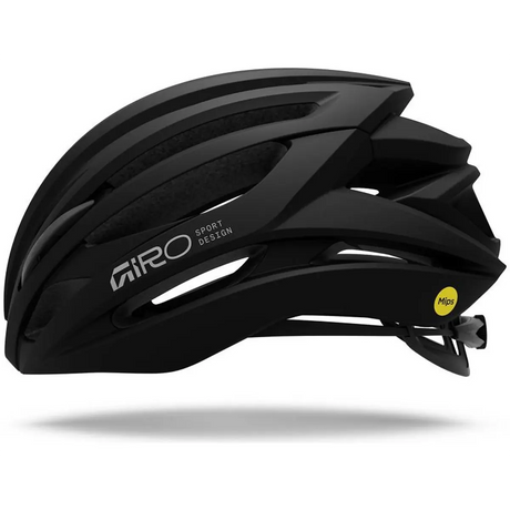 Der GIRO Syntax Mips Fahrradhelm in Größe XL – schwarz von Giro verfügt über aerodynamische Belüftungsöffnungen, das Mips Brain Protection System-Sicherheitslabel und einen seitlich sichtbaren, verstellbaren Riemen.