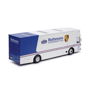 Schuco Mercedes-Benz O 317 Sammlermodell 1:18 in weiß, mit Renntransporter-Design und blauen Rothmans Porsche Racing-Decals, von hinten betrachtet.