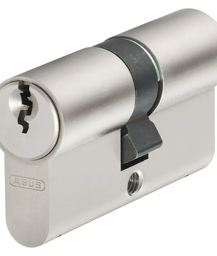 Das ABUS Profilzylinder E30 45/50 Euro-Profilschloss verfügt über ein sicheres Türzylinder-Design und Not- und Gefahrenfunktion, abgebildet in Silber mit Schlüsselloch auf weißem Grund.