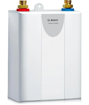 Der Bosch Home Tronic Comfort 3,6 kW Durchlauferhitzer in Weiß mit roter und blauer Aufsatzarmatur und der Aufschrift "Comfort Compact" liefert effizient warmes Wasser auf weißem Grund.