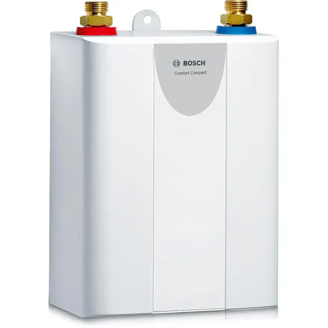 Der Bosch Home Tronic Comfort 3,6 kW Durchlauferhitzer in Weiß mit roter und blauer Aufsatzarmatur und der Aufschrift "Comfort Compact" liefert effizient warmes Wasser auf weißem Grund.