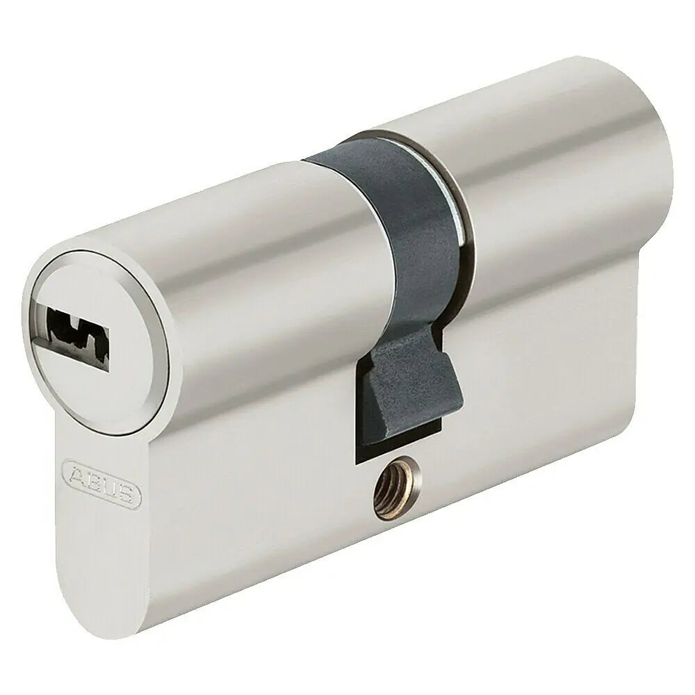 Das silberne Doppelzylinderschloss ABUS Profilzylinder D6X 50/60 verfügt über einen Anti-Picking-Schutz, ein Schlüsselloch und einen schwarzen Drehnocken in der Mitte, dargestellt auf weißem Hintergrund.