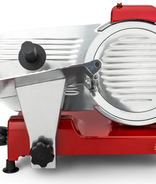 Der H.Koenig Allesschneider MSX254 240 W in Rot verfügt über eine 25 cm lange runde Klinge, silberne Akzente und einen Knopf zur Einstellung der Stärke.