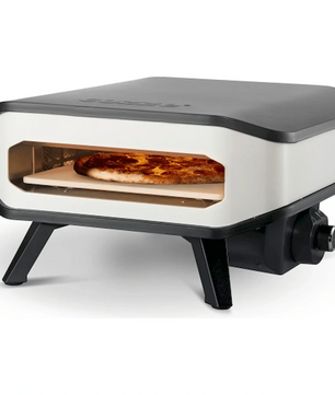 Der Cozze 13" Elektro Pizzaofen von Cozze zeichnet sich durch ein elegantes schwarz-weißes Design, robuste Füße und einen integrierten Pizzastein für perfekte Krusten aus - ideal für Heimköche, die authentische Ergebnisse erzielen möchten.