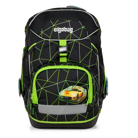 Das ergobag Cubo Set (2025) CyBär Race von ergobag besticht durch sein schwarz-grünes, geometrisches Design, den Autoaufnäher und das Top-Logo - der Schulrucksack vereint Stil und ergonomische Funktion.