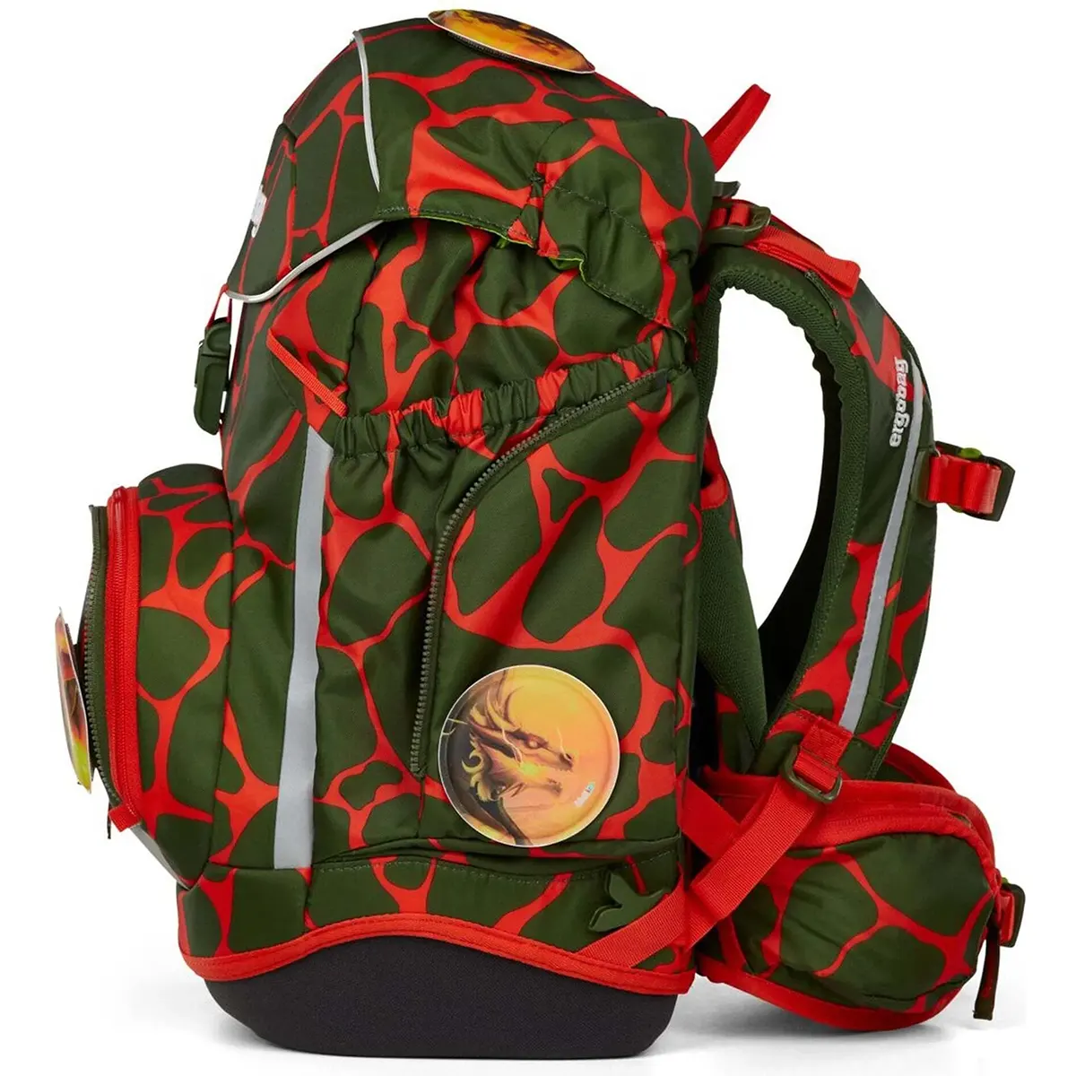 Das ergobag Pack Set (2025) FeuerspeiBär von ergobag ist ein grün-roter ergonomischer Schulrucksack für die Grundschule im Drachen-Design mit kreisrunden Drachenaufnähern an den Seiten und der Tasche.