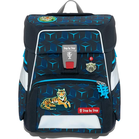 Das Step by Step SPACE Shine Schulranzen-Set "Tiger Night Kimba" (5-teilig) besteht aus einem blauen, ergonomischen 20-Liter-Schulrucksack mit geometrischen Mustern, Tiger-Patches und dem Step by Step-Logo - perfekt für Komfort und Stil.