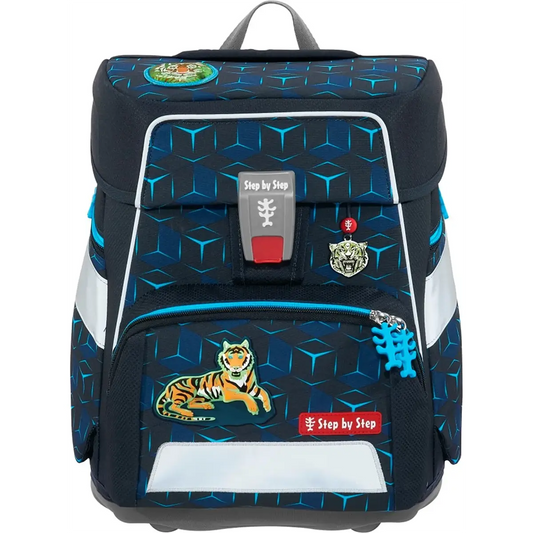 Das Step by Step SPACE Shine Schulranzen-Set "Tiger Night Kimba" (5-teilig) besteht aus einem blauen, ergonomischen 20-Liter-Schulrucksack mit geometrischen Mustern, Tiger-Patches und dem Step by Step-Logo - perfekt für Komfort und Stil.
