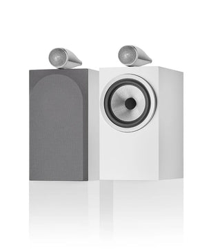 Zwei moderne Bowers & Wilkins 705 S3 Regallautsprecher in satiniertem Weiß - einer mit einer grauen Abdeckung, der andere mit Lautsprecher und Hochtöner.