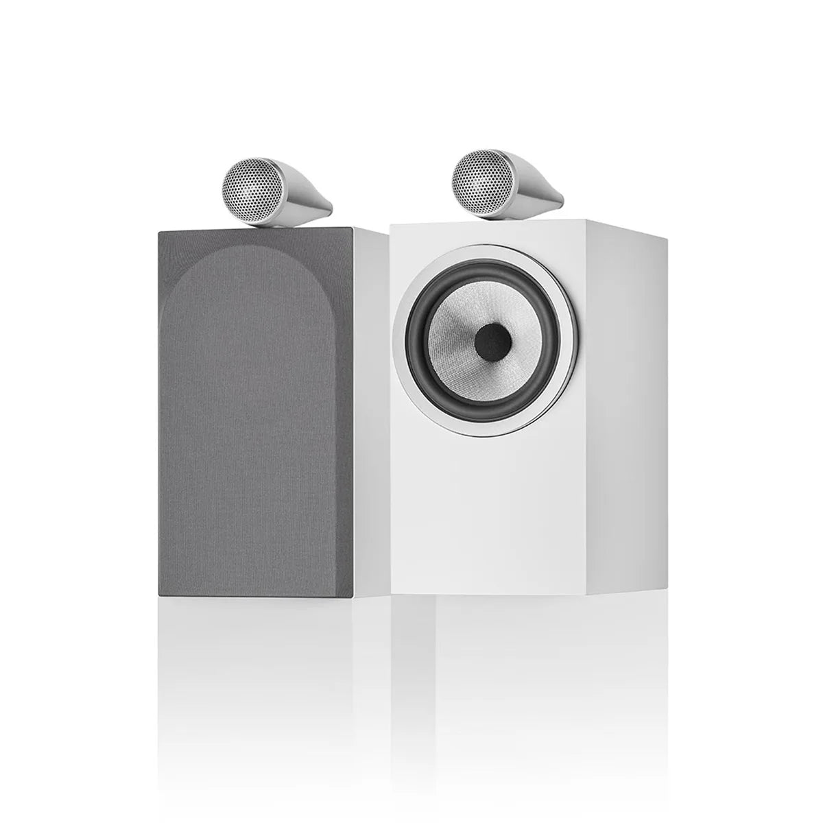 Zwei moderne Bowers & Wilkins 705 S3 Regallautsprecher in satiniertem Weiß - einer mit einer grauen Abdeckung, der andere mit Lautsprecher und Hochtöner.