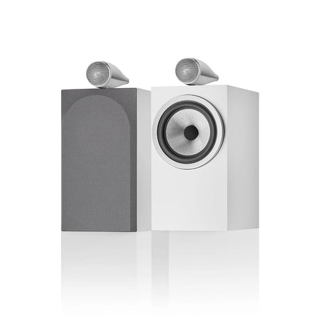 Zwei moderne Bowers & Wilkins 705 S3 Regallautsprecher in satiniertem Weiß - einer mit einer grauen Abdeckung, der andere mit Lautsprecher und Hochtöner.