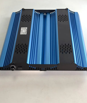 Die CASSY LED Pflanzenlampe - blau von CASSY LED ist eine blau-schwarze Growlampe aus Metall mit Lüftungsschlitzen und einem Drehknopf, die ein dimmbares Vollspektrumlicht ideal für das Pflanzenwachstum bietet.