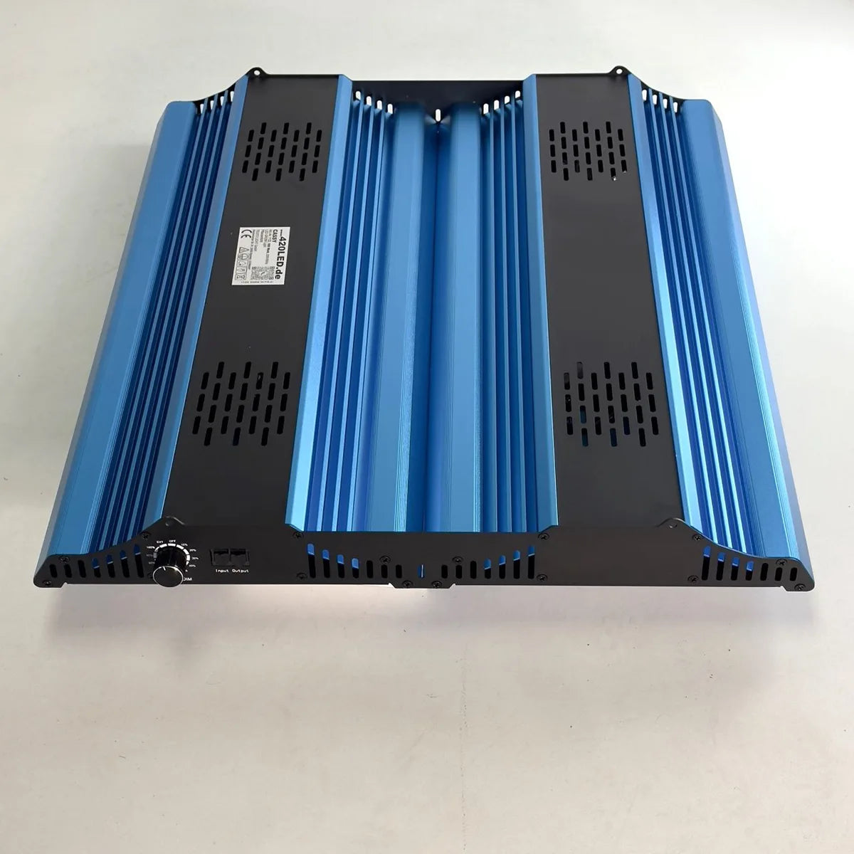 Die CASSY LED Pflanzenlampe - blau von CASSY LED ist eine blau-schwarze Growlampe aus Metall mit Lüftungsschlitzen und einem Drehknopf, die ein dimmbares Vollspektrumlicht ideal für das Pflanzenwachstum bietet.