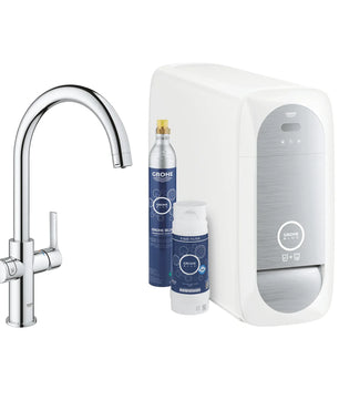 GROHE Blue Home ELEMENTS Edition Starterkit von Grohe: eine verchromte Küchenarmatur mit geschwungenem Auslauf, Wasserfiltereinheit und zwei Kartuschen - die ideale Küchenarmatur mit Filterfunktion für gefiltertes Sprudelwasser, inspiriert von GROHE Blue Home.
