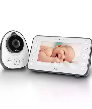 Das Alecto DVM-150 Babyphone von Alecto zeigt auf dem Display einen liegenden Säugling mit Nachtsichtfunktion; über 2-Wege-Kommunikation können Eltern ihr Baby beruhigen.
